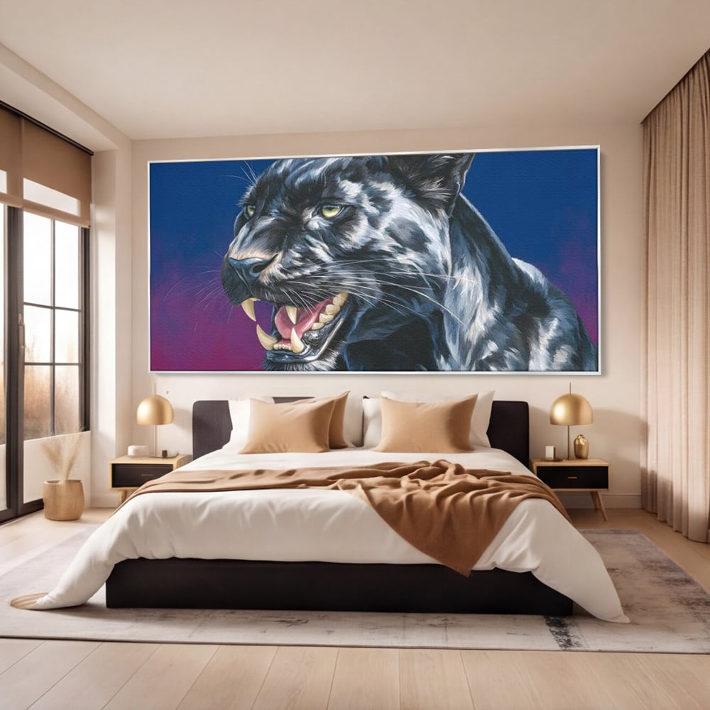 Tablou canvas cu tablou canvas cu pantera neagra, in rama de aluminiu argintiu, pe perete intr-un dormitor